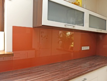 egyedi színre festett konyha hátfal üveg